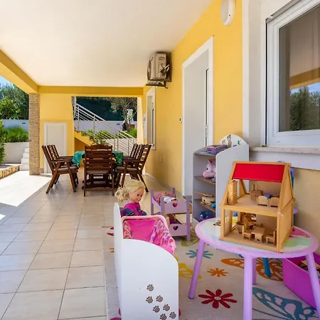 Awesome In With 5 Bedrooms, Wifi And Outdoor Swimming Pool