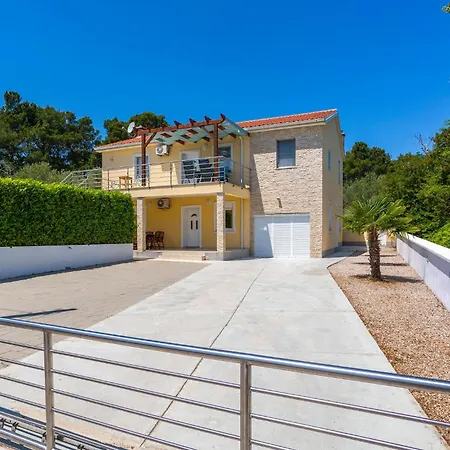 Awesome In With 5 Bedrooms, Wifi And Outdoor Swimming Pool Holiday home Vrh (Krk)