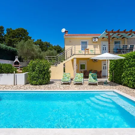 Awesome In With 5 Bedrooms, Wifi And Outdoor Swimming Pool Holiday home Vrh (Krk)