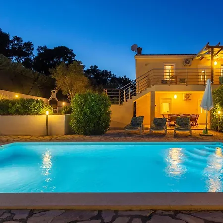 Awesome In With 5 Bedrooms, Wifi And Outdoor Swimming Pool Holiday home