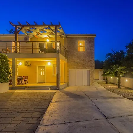 Awesome In With 5 Bedrooms, Wifi And Outdoor Swimming Pool *
