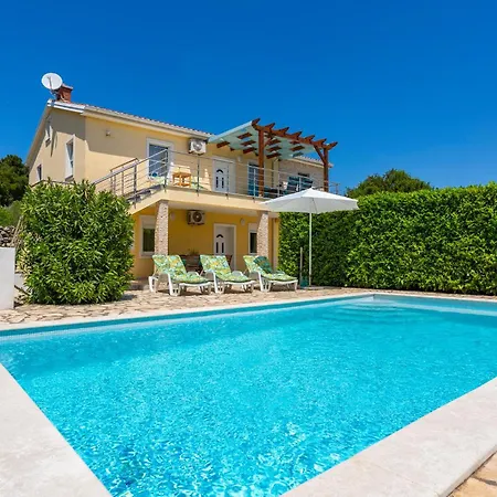 Awesome In With 5 Bedrooms, Wifi And Outdoor Swimming Pool Holiday home *